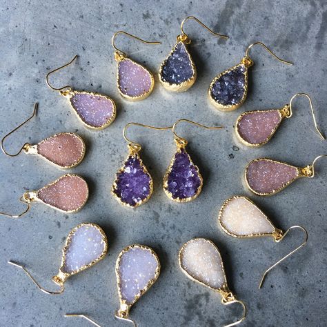 Druzy Resin Art, Cement Jewelry, Resin Jewlery, Stone Art Painting, Resin Jewelry Diy, Druzy Jewelry, Resin Jewelry Making, Crate Furniture, Jewelry Hair Accessories