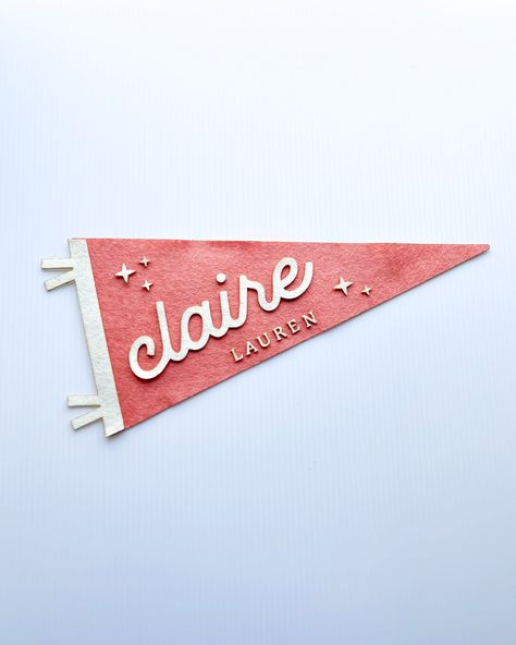 Our handmade personalized felt pennants are perfect for a baby name or birth announcement, engagement announcement, wall decor, or gift. We found that college dorm-ers LOVE these to make them feel more at home in their dorms! Each pennant is hand made with felt colors of your choice and fun font in your name/word choice is attached with adhesive. No stitching or sewing that can snag or come undone! We offer 2 size of flags for you to choose from! Want to customize it even further? Send me a message before placing your order so I can work with you to get exactly what you envision! This listing is for one pennant flag milestone sign - perfect for new born photos!PRODUCT DETAILS• Felt• Small is approx. 7.5" x 4" • Large is approx. 12" x 6"• Tassel and font colors come in standard off white - Canvas Banner Nursery, Dorm Room Door Signs Names, Diy Pennet Flags, Felt Name Flag, Name Pennant Flag, Pennant Flags Diy, Felt Pennant Diy, Colorful Baby Shower Ideas, Stuff To Make And Sale