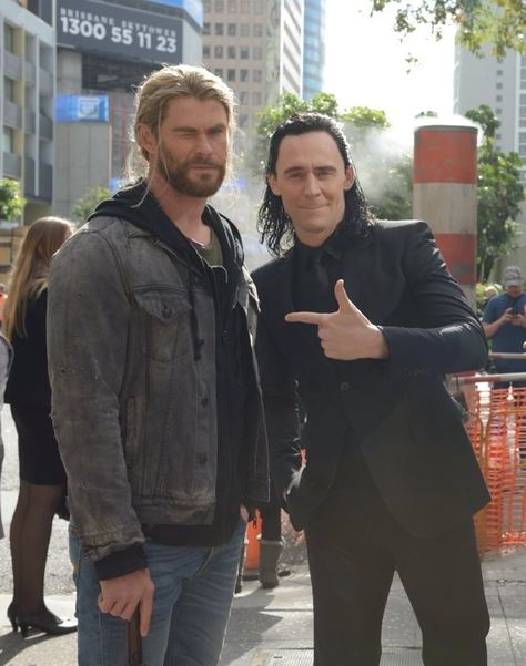 Tom Hiddleston as "Loki" (with Chris Hemsworth) on the set of "Thor : Ragnarok"… Avengers Black Widow, Chris Hemsworth Thor, Thor Loki, Karakter Marvel, Avengers Cast, Pahlawan Marvel, Marvel Photo, Marvel Actors, Loki Marvel