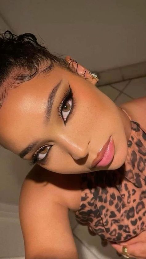 Cat Eye Smokey Makeup, Make Up Looks Cat Eyes, Cat Style Makeup, Cat Eye Pink Makeup, Makeup For Leopard Outfit, Cat Like Makeup, Lepord Halloween Outfit, Vegas Makeup Ideas, No Makeup Outfit