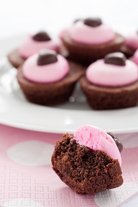 Mini Pink Desserts For Parties, Pink Individual Desserts, Dessert For Baby Shower Girl, Pink Mini Desserts, Easy Baby Shower Desserts, Baby Shower Brownies, Chocolate Fairy Cakes, Toffee Bites, Desserts Mini