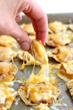 Bean & Cheese Taco Bites - just 3 ingredients and 15 minutes is all it takes to make these tasty bean and cheese taco bites. The crowd will go crazy over them at your next get together! Candyland Wedding, Nacho Bites, Side Foods, Taco Bites, Cheese Taco, Easy Homemade Salsa, Entertaining Appetizers, Cheese Tacos, Mini Tacos