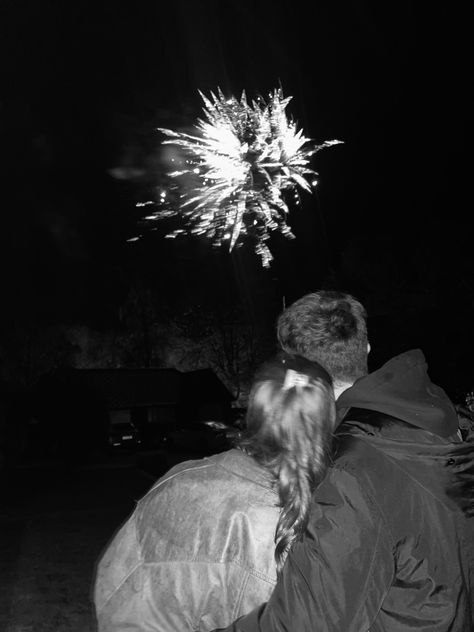 Couples Watching Fireworks, Fireworks Couple Aesthetic, Kiss Under Fireworks, Couple Firework Pictures, Kissing Under Fireworks, New Years Couple Pictures, Fireworks Couple, Fourth Of July Pics, Tiktok Couple