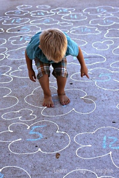 Counting activities for kids! These are the best and simplest counting activities for preschoolers - great for teaching kids their numbers. #numbers #counting #preschool #parenting Counting Preschool, Number Recognition Games, Preschool Transportation, Number Recognition Activities, Playing With Numbers, Transportation Activities, Maths Area, Numbers Counting, Teaching Numbers