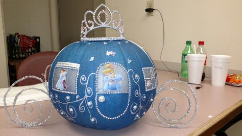 Cinderella pumpkin Cinderella Pumpkin Carving, Cinderella Birthday Theme, Cinderella Crafts, Pumpkin Carving Ideas Halloween, Pumpkin Carving Halloween, Disney Pumpkin Painting, Halloween Pumpkin Carving Ideas, Cinderella Pumpkin Carriage, Halloween Pumpkin Crafts