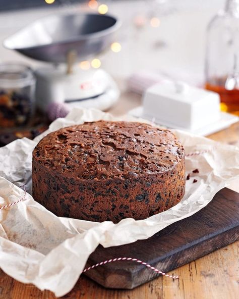 Traditional Christmas Cake Recipe, Mary Berry Christmas Cake, Mary Berry Christmas, Christmas Cake Recipe Traditional, Traditional Christmas Cake, Xmas Cakes, Christmas Cake Recipe, Fruit Christmas, Mary Berry Recipe