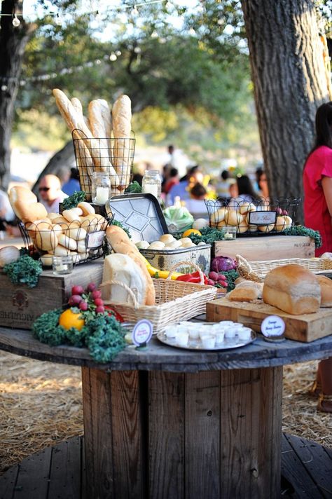 Farmers Market Wedding, Diy Wedding Food, Wedding Food Stations, Diy Party Crafts, Decoration Buffet, Handmade Bread, Food Homemade, Store Shelves, Food Stations