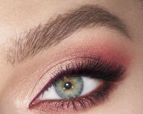 Makeup For Crimson Dress, Simple Maroon Makeup Looks, Maroon Eyeliner Looks, Soft Burgundy Eye Makeup, Wine Eyeshadow Look, Makeup Ideas For Burgundy Dress, Maroon Eyeshadow Looks, Maroon Makeup Looks, Plum Eyeshadow Looks