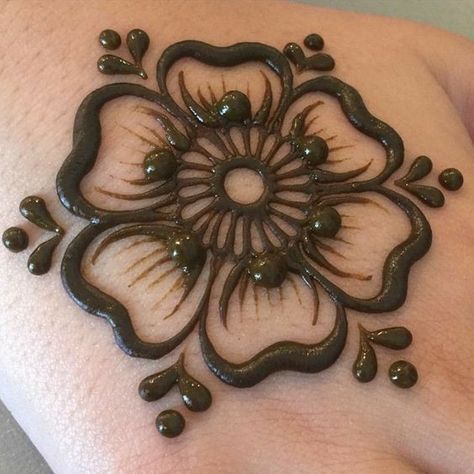 Small Henna Tattoos, Small Henna Designs, Hena Designs, Henna Flower Designs, Cute Henna Tattoos, Small Henna, Henna Inspired Tattoos, Tato Henna, Henna Tattoo Hand