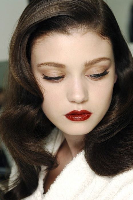 7 Ways to Achieve a Glamorous 1950s Makeup Look ... → Makeup Dark Hair Pale Skin, Makeup Runway, 1950s Makeup, 50s Makeup, Pale Skin Makeup, Vintage Makeup Looks, Pale Makeup, 1950s Hairstyles, Retro Makeup