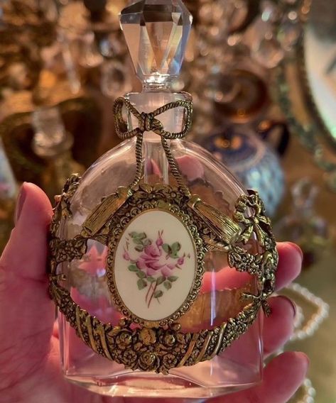 Carlee Core, Fancy Perfume Bottles, Indian Perfume, Koleksi Parfum, العصور الوسطى, Pretty Perfume Bottles, Gold Roses, Princess Core, Antique Perfume Bottles