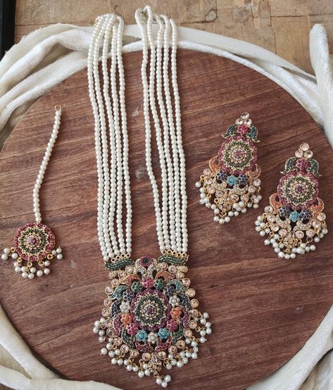 Halal Fashion, Vintage Indian Jewelry, Bride Jewelry Set, Sabyasachi Jewellery, Yellow Jewelry, Indian Wedding Wear, Bridal Jewelry Collection, Bride Jewelry, Pakistani Jewelry