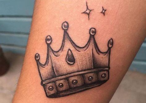 Dangerous Tattoo Design, Crown Tattoo Meaning, Crown Tattoo On Wrist, Dangerous Tattoo, Tattoo Gang, Gang Symbols, Geometric Tattoo Meaning, Crown Tattoo Men, King Crown Tattoo