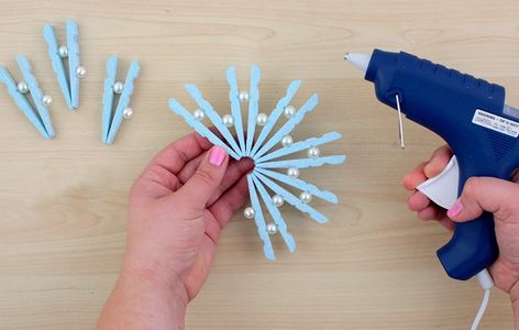 Clothespin Cross, Clothes Pin Ornaments, Peg Crafts, Snowflakes Diy, Clothespin Crafts Christmas, Clothespin Diy Crafts, Clothespins Diy, Wooden Clothespin Crafts, Clothespin Art