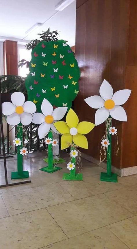 Spring Decorations Kindergarten Ideas, Spring Decor Kindergarten, Spring Decorations Kindergarten, School Board Decoration, Paper Flowers Craft, Paper Towel Roll Crafts, Art N Craft, Paper Flowers Diy, School Decorations