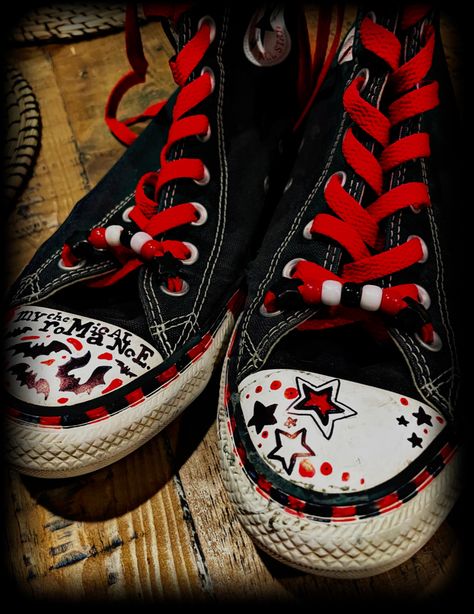 Diy All Star Converse Ideas, Lace Patterns Shoes, Emo Shoes Drawing, Decorated Converse Grunge, Mcr Shoes, Punk Shoes Diy, How To Decorate Converse, Converse Ideas Diy, Mcr Converse