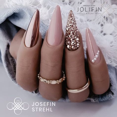 30 Stiletto Nail Designs on Black Women That Are Stunning! - Coils and Glory Ongles Beiges, Mauve Nails, Nagellack Trends, Gold Nail Designs, Stiletto Nail Art, Classy Nail Designs, Stiletto Nails Designs, Rose Gold Nails, Nails Diy