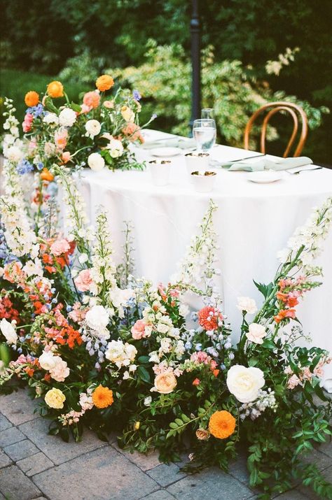 This Is The Element That Can Make Your Wedding Stand Out - Wedded Wonderland Natural Whimsical Decor, Colorful Wedding Florals Summer, Bridal Expo Booth Ideas Florist, Spring Wedding Trends 2023, Colorful June Wedding, Summer Wedding Colors Flowers, Summer Garden Wedding Florals, Marigold Flower Centerpiece, Summer Wedding Sweetheart Table