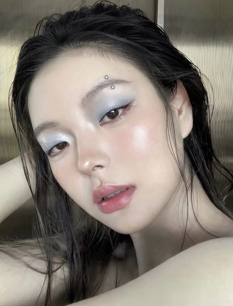 Blue Eyeshadow Makeup, Eyebrow Piercing Jewelry, Makeup Douyin, Douyin Makeup, Ethereal Makeup, Eyebrow Piercing, Makeup Tattoos, Makeup Looks Tutorial, Blue Eyeshadow