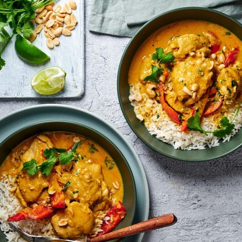 A Creamy Satay Chicken to cook in the slow cooker | New Idea Chicken In Slow Cooker, Chicken Satay Recipe, Satay Recipe, Satay Chicken, Yellow Curry Paste, Coconut Milk Curry, Chicken Satay, Chicken Slow Cooker Recipes, Curry Paste