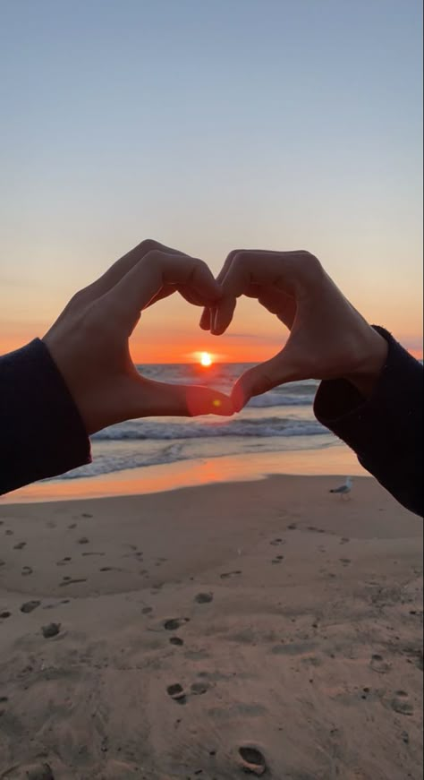 Sunrise Date Aesthetic, Sunsets With You, Sunrise Couple Aesthetic, Sunset Date Aesthetic, Friends Hugging Aesthetic, Beach Sunset Date, Sunrise Date, Sunset Chicago, Sunset Dates