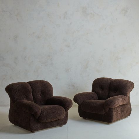 Large, oversized Italian lounge chair in brown teddy fabric with button tufts. The classic arm design of a traditional English sofa is adapted in these English rolled armchairs. The chair's wingback, which nearly seems to embrace the user, is connected to the L-shaped armrests, which are positioned lower than the backrest.   Only one available English Sofa, Rolled Arm Chair, Ceramics Pottery Bowls, Clothing Store Interior, Accent Seating, Teddy Fabric, Free Standing Wall, Arm Design, Brown Sofa