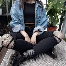 '90s grunge outfits; '80s grunge styles; Soft grunge looks; Cute grunge outfits; Style Grunge Girl, Styl Grunge, Girl Grunge, Goth Outfit, Mode Grunge, Fashion 90s, Style Gothic, Alternative Style, Grunge Look