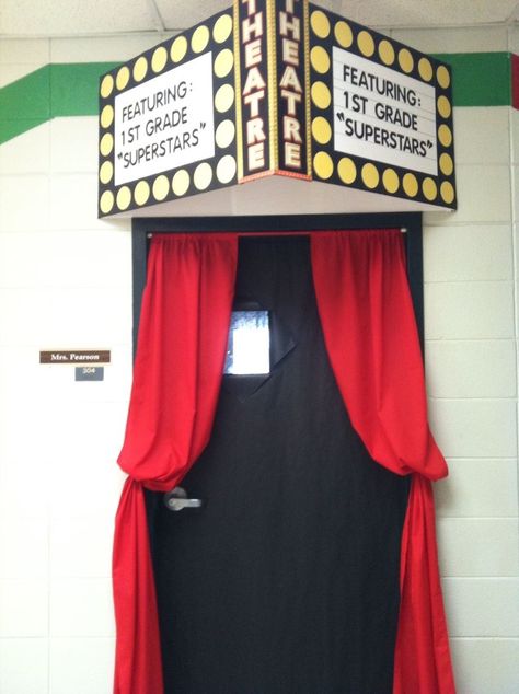 Hollywood Themed classroom door Studio Seni, Hollywood Classroom, Hollywood Theme Classroom, Deco Cinema, Theatre Classroom, Red Carpet Theme, Cinema Video, School Doors, Teacher Doors