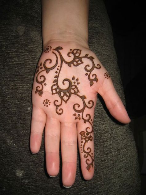 30-Easy-Simple-Mehndi-Designs-Henna-Patterns-2012-Henna-Tattoo-For-Beginners-19 Henna Palm, Palm Henna Designs, Palm Henna, Cute Henna Tattoos, Henna Designs For Kids, Cute Henna, Tato Henna, Henna Ideas, Simple Henna Tattoo