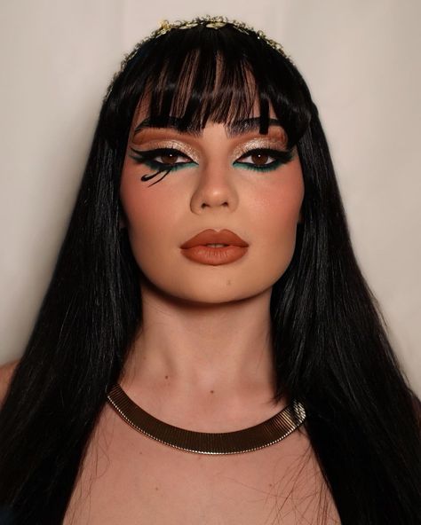 Cleopatra Makeup Hooded Eyes, Easy Cleopatra Outfit, Cleopatra And Cesar Costume, Halloween Makeup Cleopatra, Egyption Costumes Halloween Women, Cleopatra Halloween Costume Makeup, Cleopatra Makeup Look, Egyptian Women Makeup, Cleo Patra Costumes Halloween