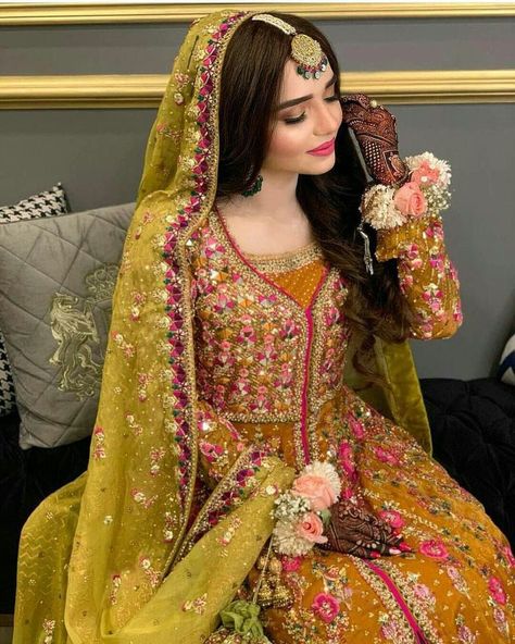 Mehndi bridal dresses designs ideas 🥰 Colours For Mehndi Function, Bridal Mehndi Dresses Color Combos, Dholki Outfit Bride, Mehandi Outfits Brides Pakistani Mehndi Dress, Mehndi Brides Pakistani, Sanchak Dresses, Mehndi Bridal Outfit, Dholki Bride, Mehndi Dress For Bride