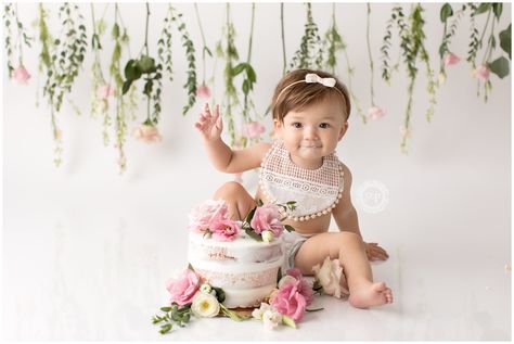 Fresh flower cake smash birthday sessions are gorgeous. You cannot disagree! Just look how adorable the flower cake smash and this little baby are....  Oh its CAKE SMASH time! Yes I love these simple cake smash sessions for one year olds, especially the little ones with personality. I am a… Flower Smash Cake, Flower Cake Birthday, Flower Cake Smash, Wild One Cake Smash, One Cake Smash, Cake Smash Pictures, Cake Smash Theme, Cake Smash Outfit Boy, Baby Cake Smash