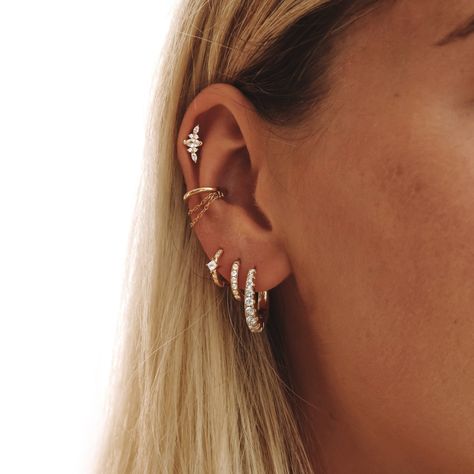 Léonienotre nouveau piercing qui saura parfaitement épouser la forme de votre oreillel'Hélix ou au ConchPiercing ornde pierresRésistel'eauBarreAcier inoxydable 304Garantie sans nickel et sans risque d'allergiesDiamètre barre1,2 mmLongueur barre6 mmType de piercing adaptlobe et cartilage (helixconchNotre conseilce bijou ne convient pas en tant que premier bijou de pose lors de l'acte piercingconsultez votre perceur pour savoir si votre oreille Ear Peircings, Curated Ear, Pretty Ear Piercings, Double Earrings, Creole Earrings, Cute Piercings, Accesories Jewelry, Helix Piercing, Jewelry Lookbook