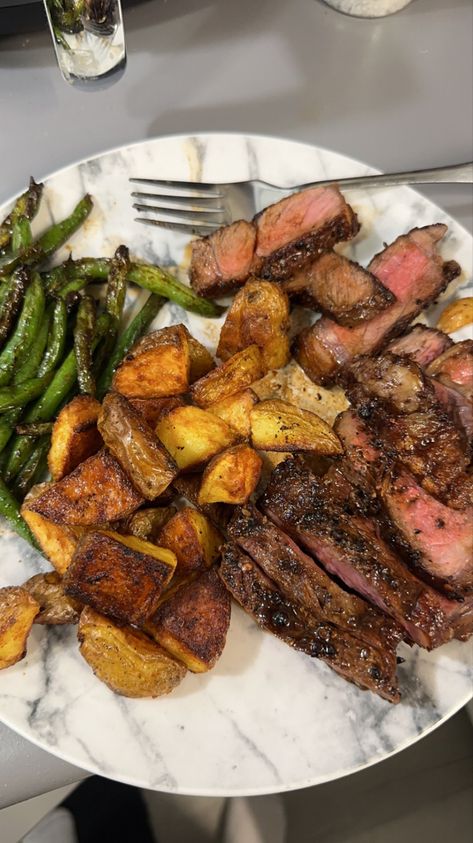 Strip steak roasted potatoes and sautéed green beans for dinner Diet Dinner Meals, Steak Potatoes And Green Beans, Steak Green Beans Potatoes, Good Steak Recipes Dinners, Healthy Eating Steak, Food To Make Recipes, Steak And Potatoes Aesthetic, Steak Dinner Plate, Dinner Dishes Family