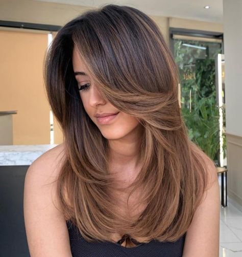 Chocolate Bronde Root Fade for Dark Hair Beautiful Brown Hair Color, Root Fade, Fresh Hair Color, Chocolate Balayage, Color Trends 2024, Caramel Blonde Hair, Brown Hair Color Shades, Cherry Hair Colors, Blondes Have More Fun