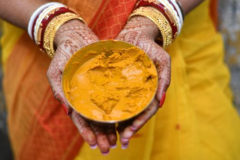 Bengali gaye holud ceremony Haldi Ceremony Aesthetic, Bengali Wedding Aesthetic, Gaye Holud Bengali Bride, Bengali Wedding Photography, Bengali Marriage, Haldi Poses For Bride, Haldi Poses, Bengali Aesthetic, Hindu Wedding Decorations