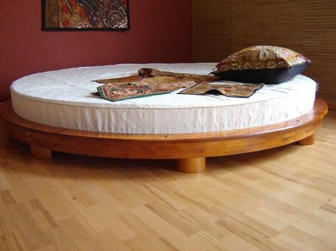 round bed Round Bed In Small Bedroom, Round Bed Minimalist, Round Bed Vintage, Circle Mattress Round Beds, Wooden Circle Bed, 70s Circle Bed, Round Bed Frame Diy, Diy Circle Bed Frame, Circle Bed Bedroom