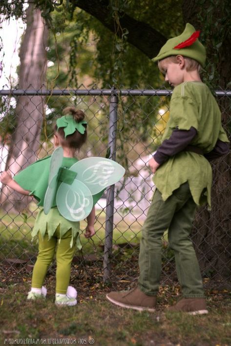 zwei Helden aus Peter Pan, zwei niedliche Geschwister, das Mädchen ist Glocke, der Junge Peter Pan, Kinderkostüme selber machen Diy Peter Pan Costume, Disfraz Peter Pan, Halloween Schminke, Tinkerbell Peter Pan, Faerie Costume, Disney Costumes Diy, Peter Pan Costumes, Easy College Halloween Costumes, Peter Pan Costume