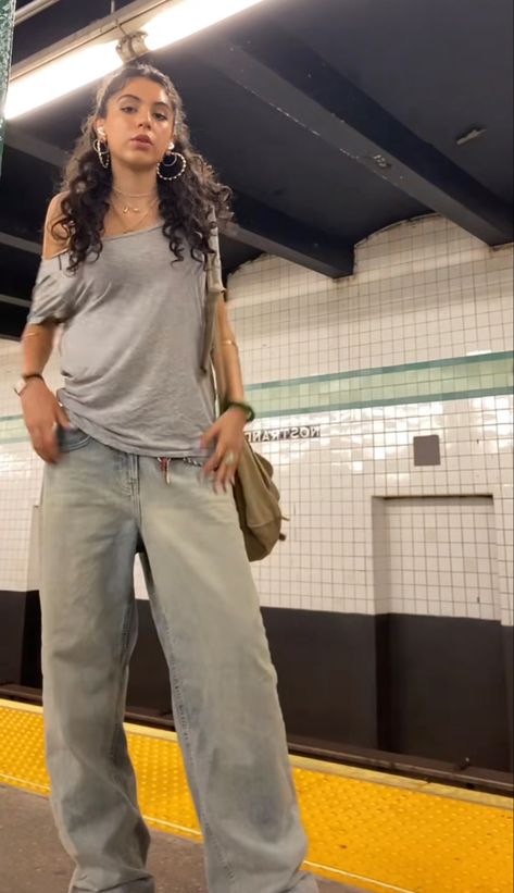 Comfy Date Night Outfit Winter, Baggy Club Outfits, 90 Baggy Jeans Outfit, Baggy Jeans 90s Outfit, Spring Baggy Outfits, Yk2 Style Outfits Women, Baggy Going Out Outfit, Grunge Outfits Baggy Jeans, Cut Neckline Sweatshirt Outfit