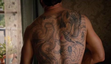 The Photo Of (And Meaning Behind) Justin Theroux's Gigantic Back Tattoo Justin Theroux Tattoos, Honey Bee Tattoo, Back Tats, Medium Waves, New Romance, Justin Theroux, Tattoo Now, Entertainment News Celebrities, Blue Black Color