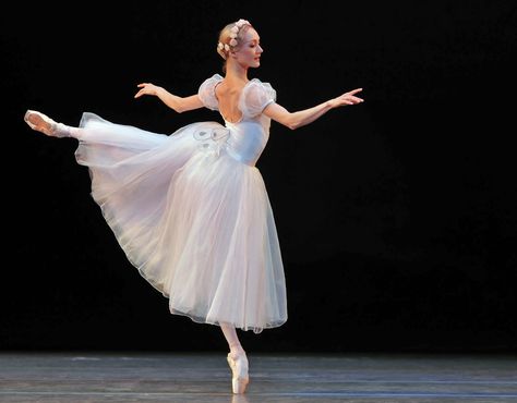 The Mariinsky Ballet in “Chopiniana” (ROH – July 2011) Ballet Images, Ballet Pictures, Ballet Beauty, Ballet Poses, Ballet Inspiration, World Dance, Ballet Art, Ballet Photos, Pretty Ballerinas