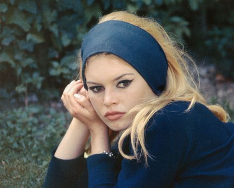 The 12 Best Cat-Eyed Beauties of All Time Bardot Headband, Bardot Makeup, Stile Hippie Chic, Bardot Brigitte, French Girl Hair, Bardot Hair, Bridgette Bardot, Head Scarfs, Emma Peel