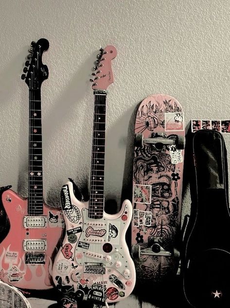 Gitar Vintage, Fotografi Iphone, Electric Guitar Design, Guitar Obsession, Cool Electric Guitars, Riot Grrrl, Guitar Case, Music Aesthetic, Sirius Black