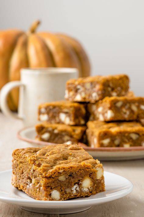 Pumpkin Blondies Recipe Brown Butter Pumpkin Bars, Pumpkin Recipes Bars, Pumpkin Butter Dessert Recipes, White Chocolate Fall Desserts, Pumpkin Chai Blondies, Thanksgiving Brownies Decorations, Brown Butter Pumpkin Blondies, Fall Brownies Decorations, Pumpkin Blondes