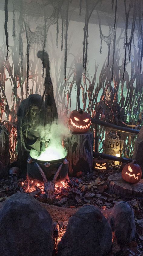 Creepy Pumpkin Patch, Haunted Farm Aesthetic, Haunted Farm Halloween Decor, Haunted Pumpkin Patch Ideas, Halloween Bushes Decorations, Haunted Pumpkin Patch Yard, Scary Pumpkin Patch, Halloween Cabin, Spooky Walk