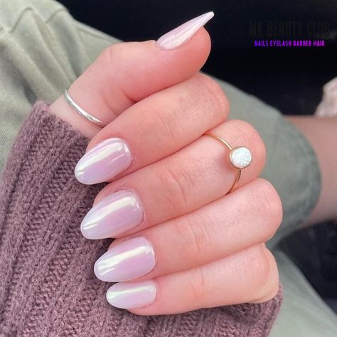 Hailey Bieber’s glazed donut nails are everywhere: Here’s how to recreate them with OPI's Kyoto Pearl and CND Over The Top Effects Kit available at MK Beauty Club. 😍 🛒Shop in store or online at www.mkbeautyclub.com! . . . . #haileybaldwin #haileybieber #haileybiebernails #haileybieberstyle #glazed #glazeddonut #glazeddonutnails #glazednails #pearlnails #nailinspo #nailart #nailartist #nailartrtlove #naildesign #naildesigns #trends #trending #thursday www.vbt.io/goto/4TRU?s=pin Glazed Dip Powder Nails, Nail Dip Colors 2023, Lavender Glazed Nails, Short Chrome Nails Designs, Cute Trendy Nail Designs, Detail Nails, Nude Chrome, Chrome Almond, Hallographic Nails