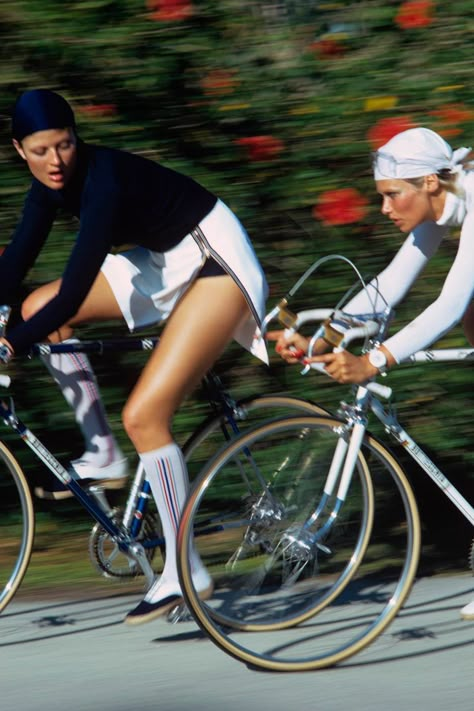 Cycling In London, 25 Minute Workout, Veuve Cliquot, Riding Bikes, Cycling Photography, Vintage Cycles, Women's Cycling, Aesthetic Couple, Sports Aesthetic