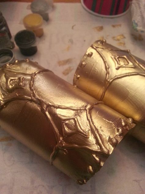 Instructions on how to make costume armor bracers using recycled soda bottles! Diy Medieval Costume Women, Arm Cuff Diy, Bracers Armor, Spartan Costume, Wonder Woman Diy, Athena Costume, Arm Bracers, Gladiator Costumes, Cuffs Diy