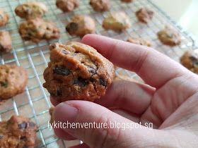 LY's Kitchen Ventures: Almost Famous Amos Chocolate Chip Cookies Famous Amos Cookie Recipe, Famous Amos Cookies, Famous Amos, Crunchy Chocolate Chip Cookies, Pecan Pie Bars, Mini Cookies, Just Bake, Toasted Walnuts, Biscuit Cookies