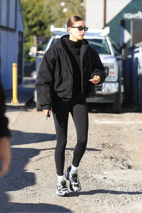 Athlesuire Outfit, Leggins Outfit, Gym Chic, Sport Outfit Women, Hayley Bieber, Hailey Rhode Baldwin, Coach Outfits, Hailey Rhode, January 11